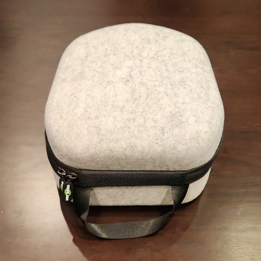 Meta Oculus Quest 2 VR w/ Sarlar carrying case